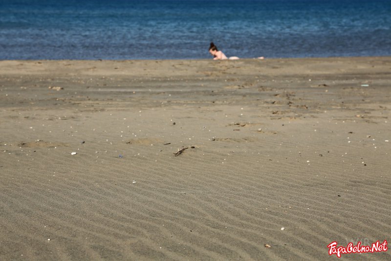 Сексуальная брюнетка раздвинула дружку ноги прямо на пляже