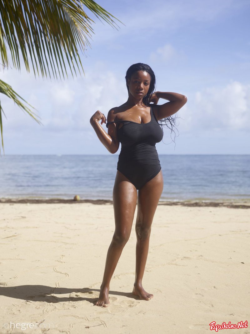 Девушка с большой натуральной грудью на пляже