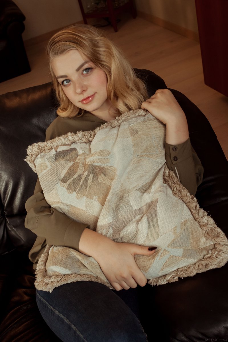 18-летняя блондинка с большой попкой фото